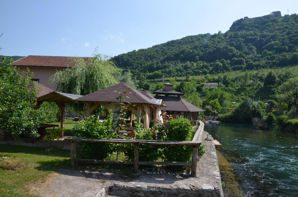 Domacinstvo Una-Ostrovica Kulen Vakuf Cameră foto